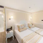 Hotel Hallmark & 4*