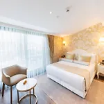 Hotel Hallmark & 4*