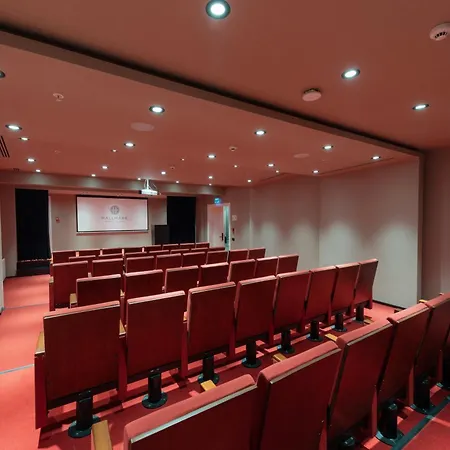 Hallmark & ホテル 4*