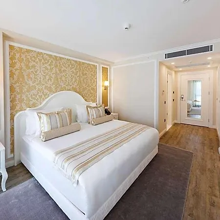 Hallmark & Hotel 4*