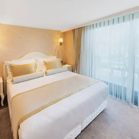 Hallmark & Hotel 4*